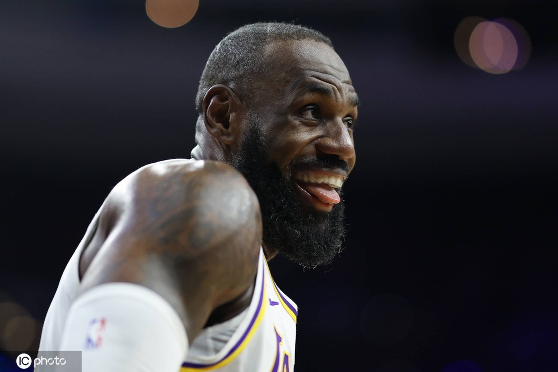 老詹满电回归重新戴起皇冠 决胜期连得10分+晚安抢断